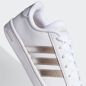 Adidas Court sneakers